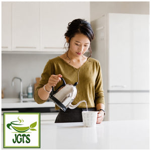 (ITO EN) Oi Ocha Sarasara Green Tea with Matcha - Girl preparing instant tea
