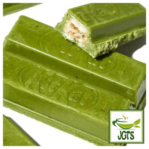 (Nestle) - Japan KitKat Rich Matcha - Photograph of matcha kit kat