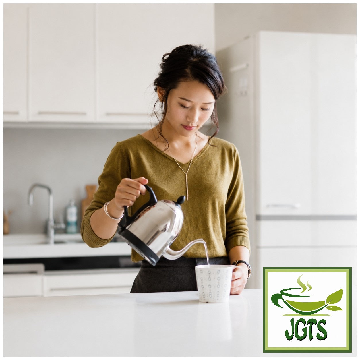 (ITO EN) Oi Ocha Deep Sarasara Matcha Instant Green Tea (80 grams) - Girl preparing instant green tea