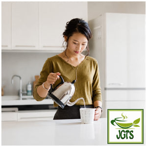 (ITO EN) Oi Ocha Deep Sarasara Matcha Instant Green Tea (80 grams) - Girl preparing instant green tea