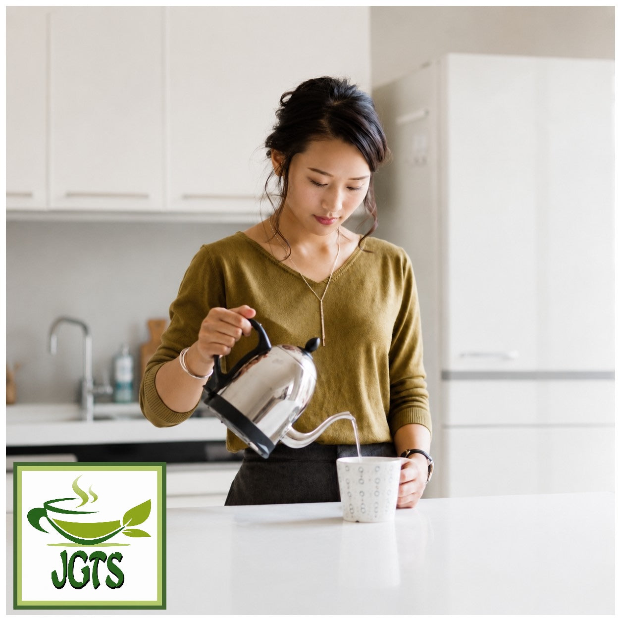 (ITO EN) Oi Ocha Sarasara Green Tea with Matcha - Girl preparing instant tea