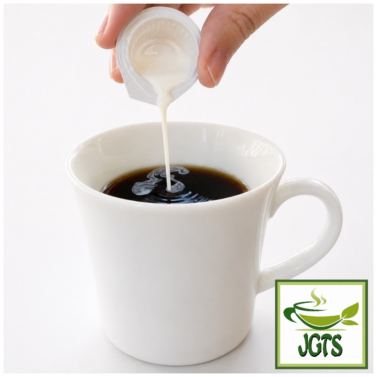 (Key) Creamy Fresh Cream Coffee Creamer 15 Servings ^ Poured into black coffee