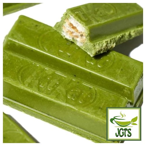 (Nestle) - Japan KitKat Rich Matcha - Photograph of matcha kit kat