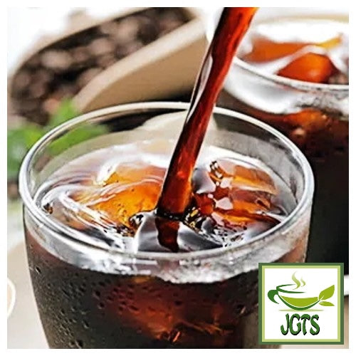 (UCC) Artisan's Coffee Cold Brewed Iced Coffee Bags - Iced coffee pour in glass